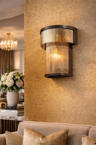 Lampada da parete moderna di lusso elegante in bronzo opaco marrone scuro con vetro fumé rigato di Luxury Group International