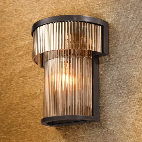 Lampada da parete moderna di lusso elegante in bronzo opaco marrone scuro con vetro fumé rigato di Luxury Group International