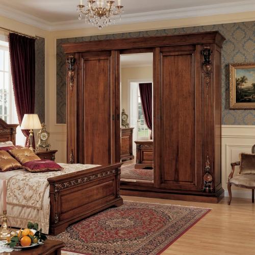 Armoire Baroque de Luxe en Bois à Portes Coulissantes avec Panneau Miroir Central & Pilastres Sculptés à la Main - Mobilier Baroque Vue lifestyle par Luxury Group International