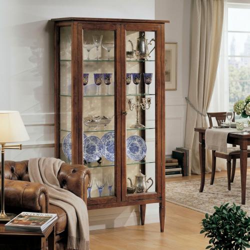 Vetrina Barocca Alta in Legno con Doppie Ante in Vetro – Espositore di Lusso - Mobili Barocchi Vista lifestyle di Luxury Group International