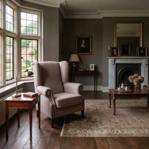 Taupe Wingback Luxus Sesselsofa mit Nagelkopfverzierung – Wohnzimmermöbel Lifestyle-Ansicht von Luxury Group International