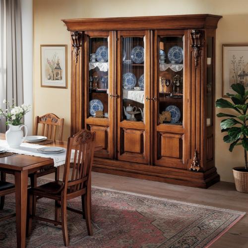 Drehtüriger Luxus Barock Holz Vitrinenschrank mit Geschnitzten Konsolen und Verglasten Paneelen - Wohnzimmermöbel Lifestyle-Ansicht von Luxury Group International
