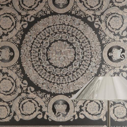Versace Deep Charcoal Silver Baroque Heritage Central Medallion Designer Tapete Lifestyle-Ansicht von Luxury Group International
