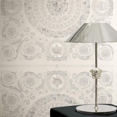Versace Gray Silver Baroque Heritage Central Medaillon Designer Tapete Lifestyle-Ansicht von Luxury Group International