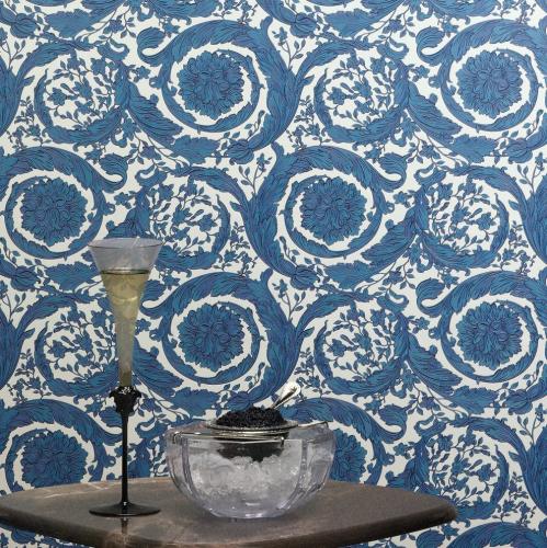 Papel Tapiz de Diseñador Barroco con Motivo de Mariposa Floral Blanca y Azul de Versace por Luxury Group International