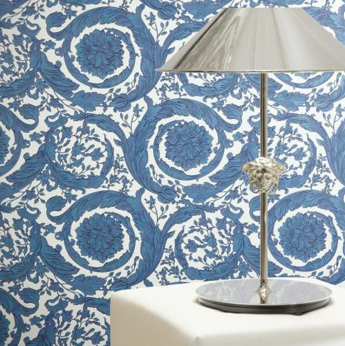 Papel Tapiz de Diseñador Barroco con Motivo de Mariposa Floral Blanca y Azul de Versace por Luxury Group International