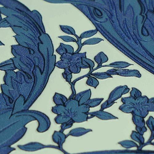 Papel Tapiz de Diseñador Barroco con Motivo de Mariposa Floral Blanca y Azul de Versace por Luxury Group International