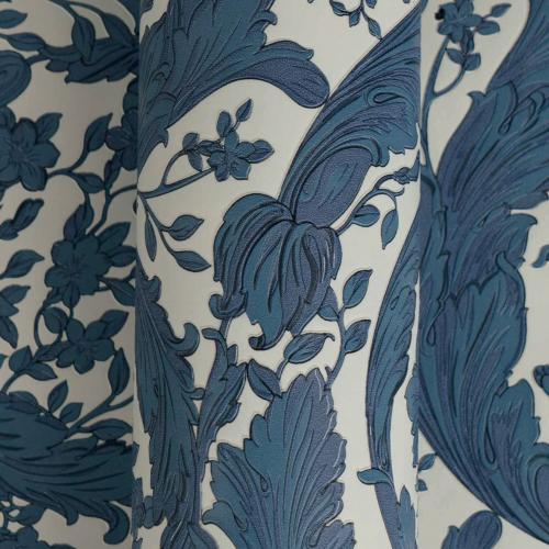 Papel Tapiz de Diseñador Barroco con Motivo de Mariposa Floral Blanca y Azul de Versace por Luxury Group International