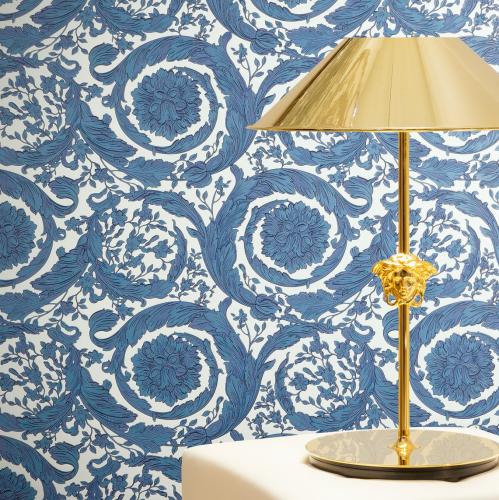 Papel Tapiz de Diseñador Barroco con Motivo de Mariposa Floral Blanca y Azul de Versace por Luxury Group International