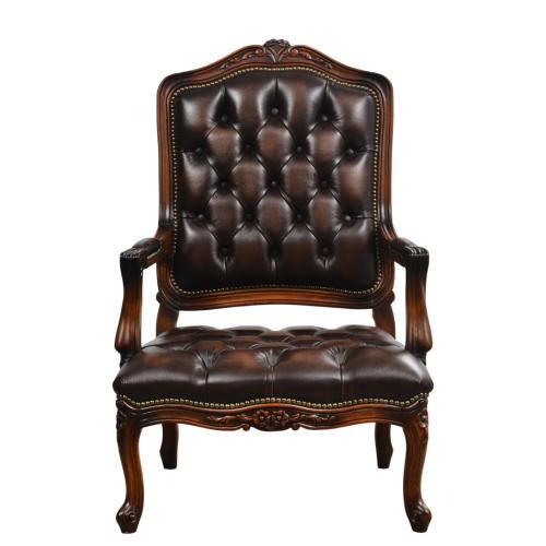 Sillón de cuero de lujo vintage barroco con capitoné y marco de madera tallada - Muebles para sala de estar Vista frontal por Luxury Group International