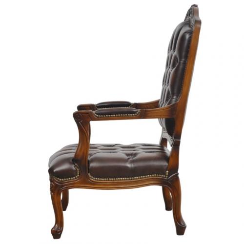 Sillón de cuero de lujo vintage barroco con capitoné y marco de madera tallada - Muebles para sala de estar Vista lateral por Luxury Group International