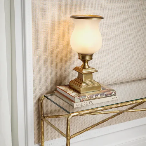 Lampada da tavolo di lusso con base in ottone vintage e paralume in vetro opalino bianco a design hurricane di Luxury Group International