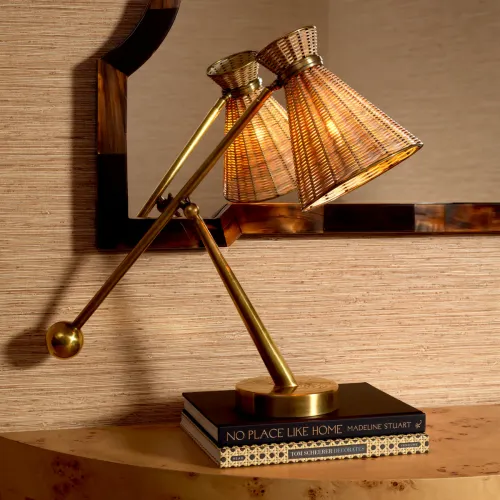Lampada da tavolo di lusso in rattan naturale con finitura ottone vintage, luce portatile con lunghezza regolabile di Luxury Group International