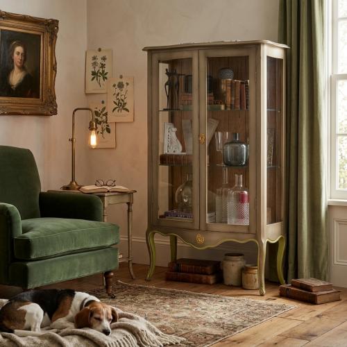 Vetrina Barocca di Lusso in Legno con Finitura Oro Vintage, Ante in Vetro e Base Curva - Mobili Barocchi Vista lifestyle di Luxury Group International