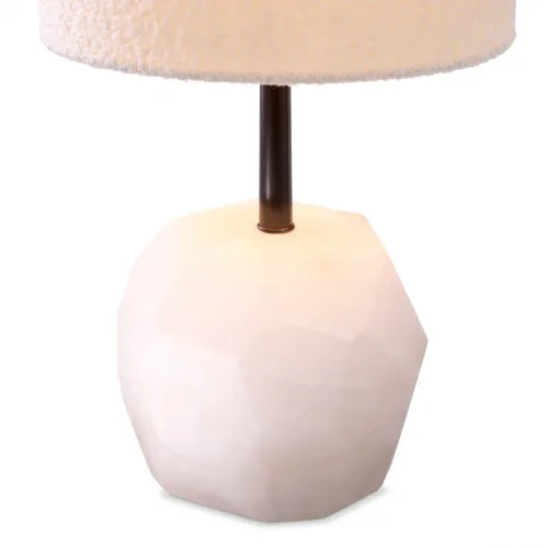 Lampada da tavolo di lusso con base in alabastro bianco e paralume cilindrico in bouclé di Luxury Group International