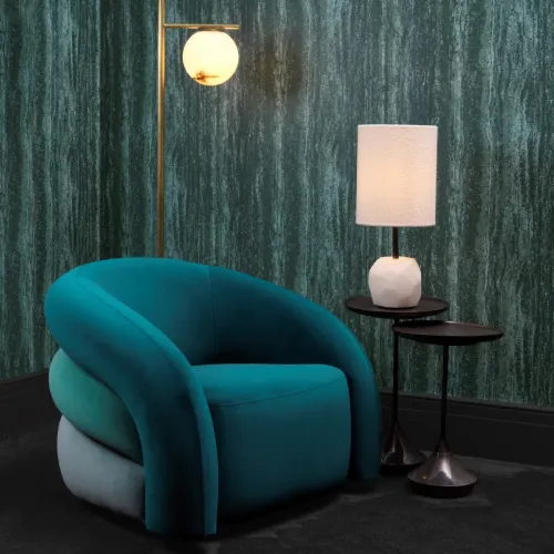 Lampada da tavolo di lusso con base in alabastro bianco e paralume cilindrico in bouclé di Luxury Group International