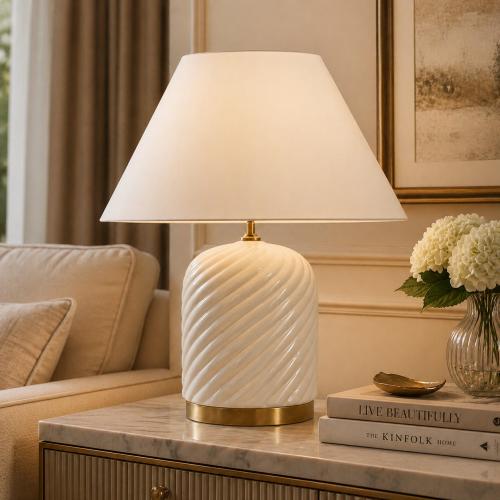 Lampada da Tavolo Moderna di Lusso in Ceramica Bianca con Finitura in Ottone Antico e Rilievo a Spirale di Luxury Group International