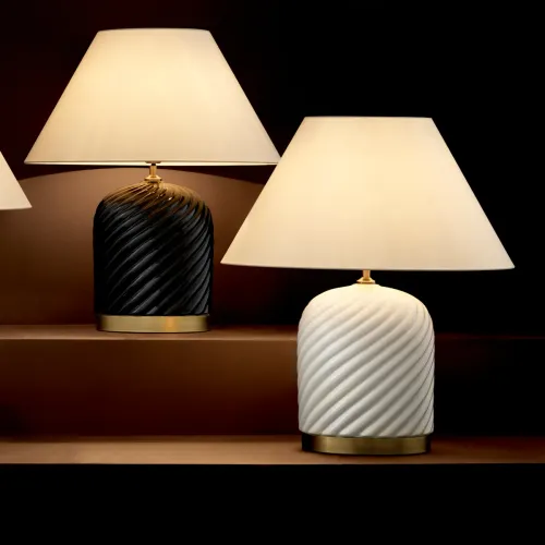 Lampada da Tavolo Moderna di Lusso in Ceramica Bianca con Finitura in Ottone Antico e Rilievo a Spirale di Luxury Group International