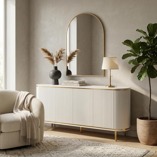 Buffet de Luxe Courbé Laqué Blanc avec Accents Dorés et Panneaux de Portes Cannelés Blancs - Mobilier de Salon Vue lifestyle par Luxury Group International
