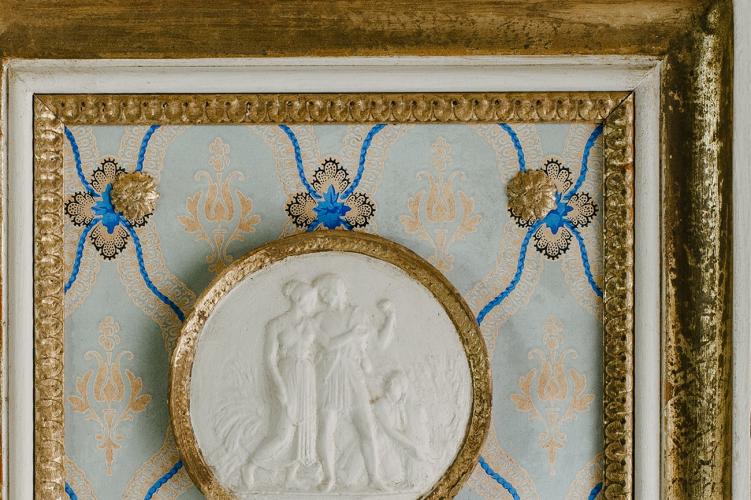 Weiße Luxus Neoklassizistische Medaillon-Wandkunst mit goldenem Rahmen und blau gemustertem Textil von Luxury Group International