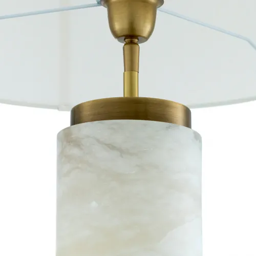 Lampada da Tavolo Moderna di Lusso in Marmo Bianco con Finitura Dorata e Paralume Bianco di Luxury Group International