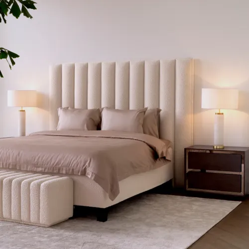 Lampada da Tavolo Moderna di Lusso in Marmo Bianco con Finitura Dorata e Paralume Bianco di Luxury Group International