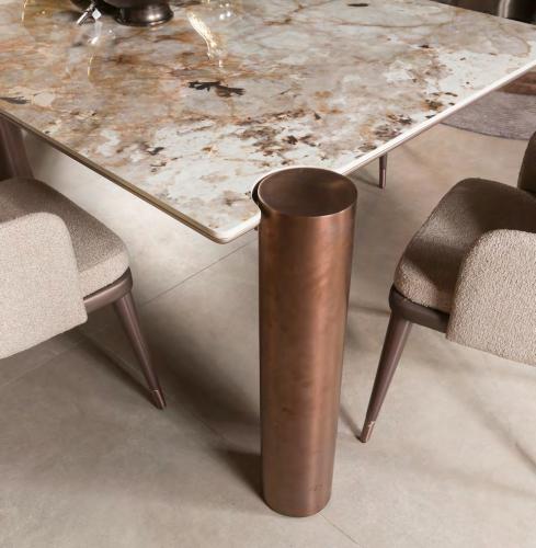 Tavolo da pranzo rettangolare di lusso con piano in marmo bianco e gambe in metallo di Luxury Group International