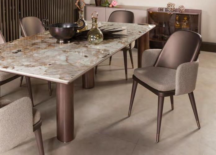 Tavolo da pranzo rettangolare di lusso con piano in marmo bianco e gambe in metallo di Luxury Group International