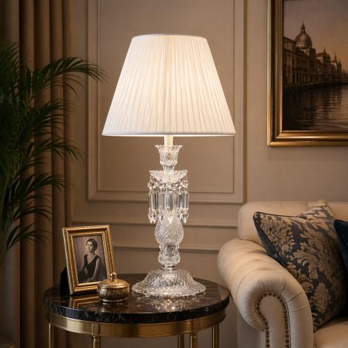 Lampada da tavolo di lusso con paralume bianco e base in cristallo di Luxury Group International