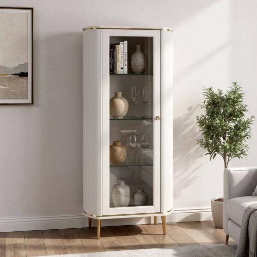 Weißer Luxus-Vitrinenschrank mit einer Glastür, Goldakzenten und gerippten Seitenpaneelen – Wohnzimmermöbel Lifestyle-Ansicht von Luxury Group International