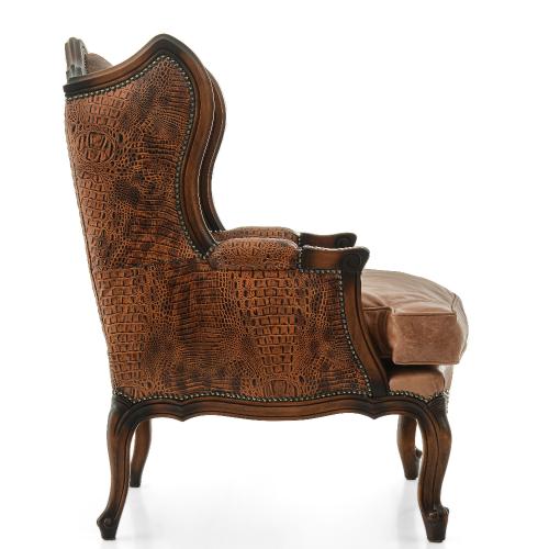 Sillón Sofá de Cuero Barroco de Lujo con Respaldo Alto y Paneles Texturizados de Cocodrilo - Muebles para Sala de Estar Vista lateral por Luxury Group International