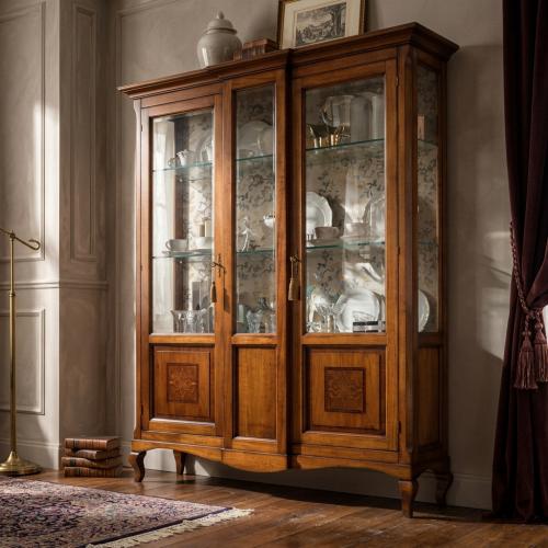 Vetrina di Lusso Barocca in Legno con Ante in Vetro e Base con Pannello Decorativo - Mobili Barocchi Vista lifestyle di Luxury Group International